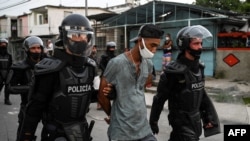 Un hombre es detenido durante una manifestación contra el gobierno de Miguel Díaz-Canel en La Güinera, La Habana, el 12 de julio de 2021. -(YAMIL LAGE / AFP)