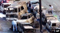 Foto Archivo. En esta foto de octubre de 2001, la policía investiga un atentado en Vitoria, País Vasco. El grupo terrorista ETA perpetró numerosos actos violentos por más de 60 años. (AP Photo/Alvaro Barrientos, File)