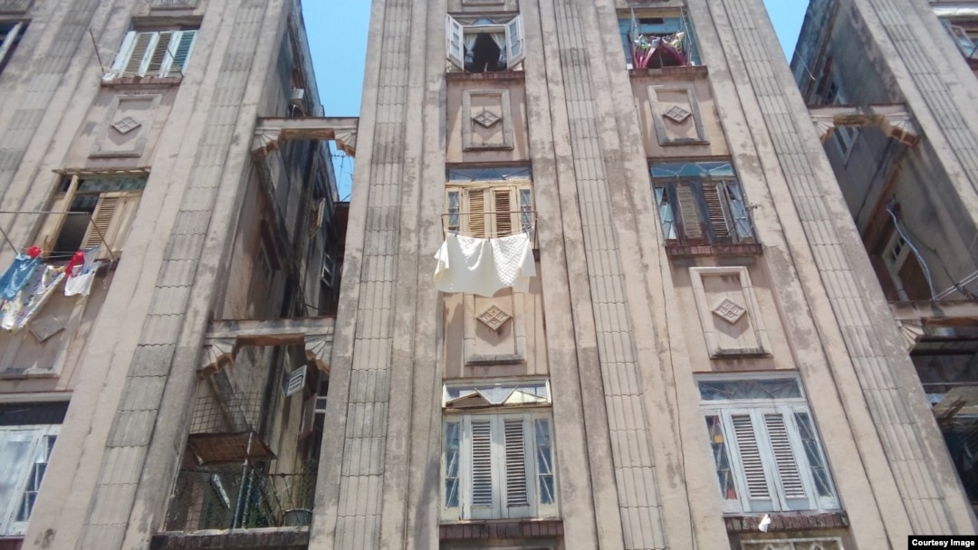 Edificio ubicado en la calle Águila 368, entre Neptuno y San Miguel. 