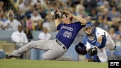 Nolan Arenado (i) de los Rockies de Colorado.