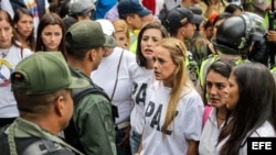 Lilian Tintori y Patricia Ceballos intentaron visitar al CNE en Caracas.