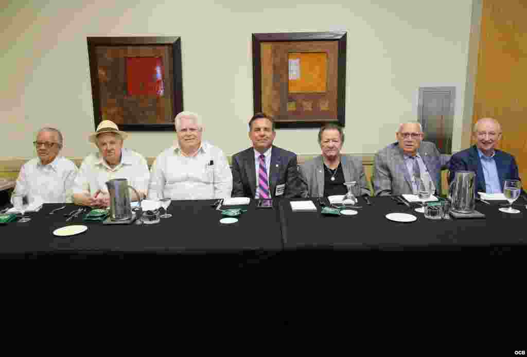 De izq. a der. Héctor Fabian, Angel González, Jesús Díaz Martínez, Jonathan Parker, Eugenio Llamera, Francisco Alayon y Armando Quirantes miembros del Colegio Nacional de Periodistas en el Exilio, durante el evento del Día del Periodista, celebrado el sáb