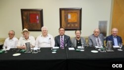 De izq. a der. Héctor Fabian, Angel González, Jesús Díaz Martínez, Jonathan Parker, Eugenio Llamera, Francisco Alayon y Armando Quirantes miembros del Colegio Nacional de Periodistas en el Exilio, durante el evento del Día del Periodista, celebrado el sáb