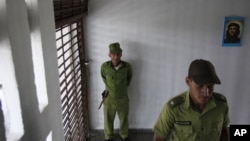 Guardias custodian los pasillos de la prisión de máxima seguridad Combinado del Este, en La Habana. (AP/Franklin Reyes/Archivo)