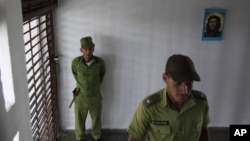 Guardias militares en el Combinado del Este, en La Habana. (AP/Franklin Reyes, Archivo).