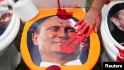 Imagen de una protesta frente a la Embajada de Moscú en Varsovia, Polonia, el 13 de abril de 2022. (Reuters/Aleksandra Szmigiel).