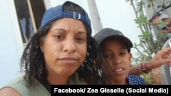 Gisselle Ordóñez Milián, conocida en las redes sociales como Zea Gisselle, junto a su hijo en las afueras de la unidad policial