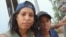 Gisselle Ordóñez Milián, conocida en las redes sociales como Zea Gisselle, junto a su hijo en las afueras de la unidad policial