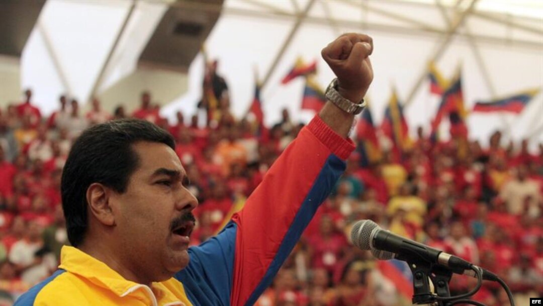 Fotografía cedida por Prensa de Miraflores, que muestra al presidente encargado de Venezuela y candidato oficialista, Nicolás Maduro, durante su participación en un acto de precampaña en Barinas.
