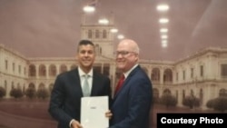 El Presidente de Paraguay, Santiago Peña, junto a Orlando Gutiérrez Boronat, secretario general de la ARC, en la residencia presidencial Mburuvicha Róga, en Asunción.