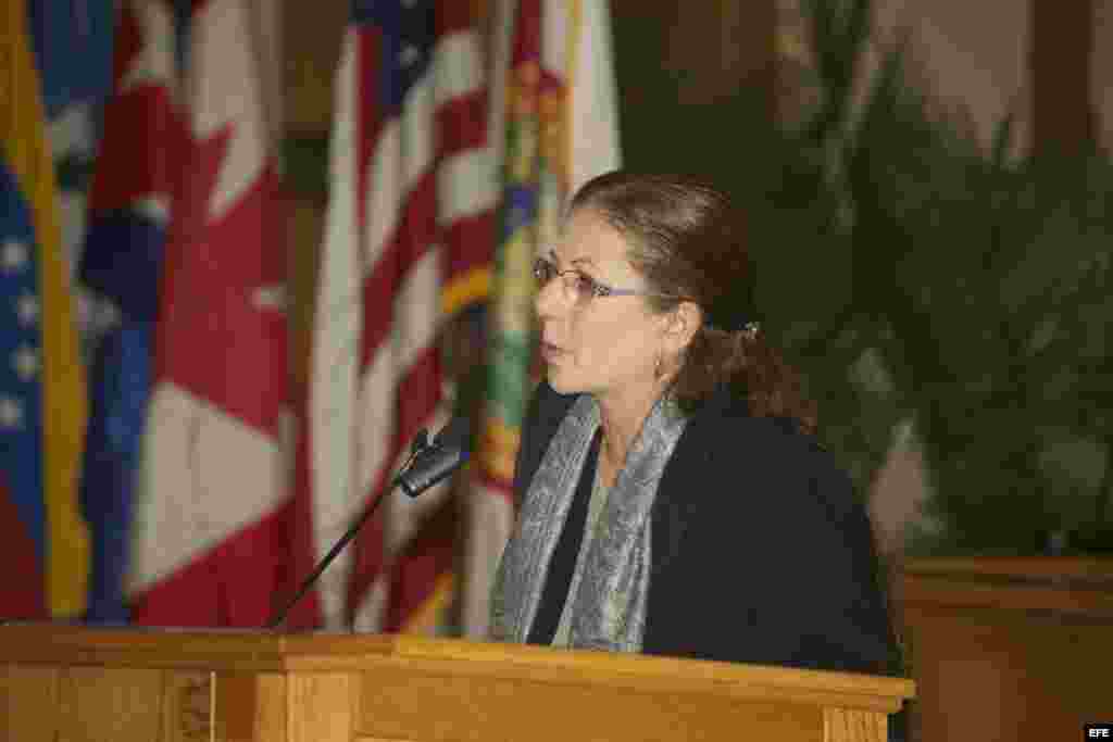 Una fotografía cedida por el Foro de Promoción Democrática Continental muestra a Ofelia Acevedo, viuda del opositor cubano, Oswaldo Payá, hablando durante la "contracumbre" que el exilio cubano en Miami realiza hoy, sábado 25 de enero de 2014, en Miami (E