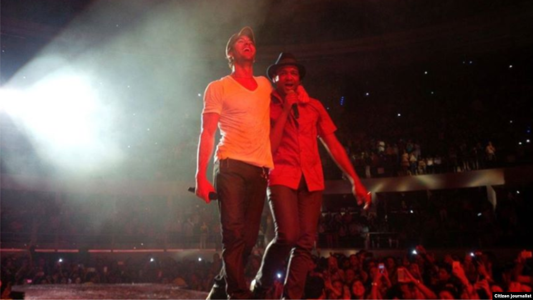 Enrique Iglesias y Descemer Bueno en concierto.