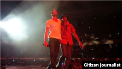 Enrique Iglesias y Descemer Bueno en concierto.