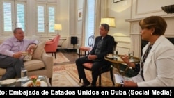 Mike Hammer recibió este viernes a dos ministros evangélicos cubanos