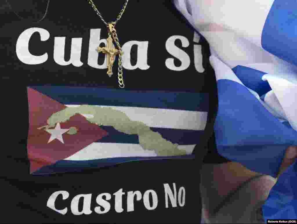 Un participante en la Caravana por el Cambio en Cuba, viste una camiseta en la que se lee: Cuba sí, Castro no.