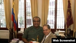 Alexis Frutos, coronel de la Dirección de Inteligencia cubana (d), junto a un general Venezolano.
