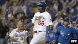 Archivo - Yasiel Puig tras llegar al plato en un juego contra los Mets de Nueva York en el Dodger Stadium de Los Ángeles, California.