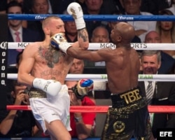 Mayweather (d) en acción frente a McGregor (i).