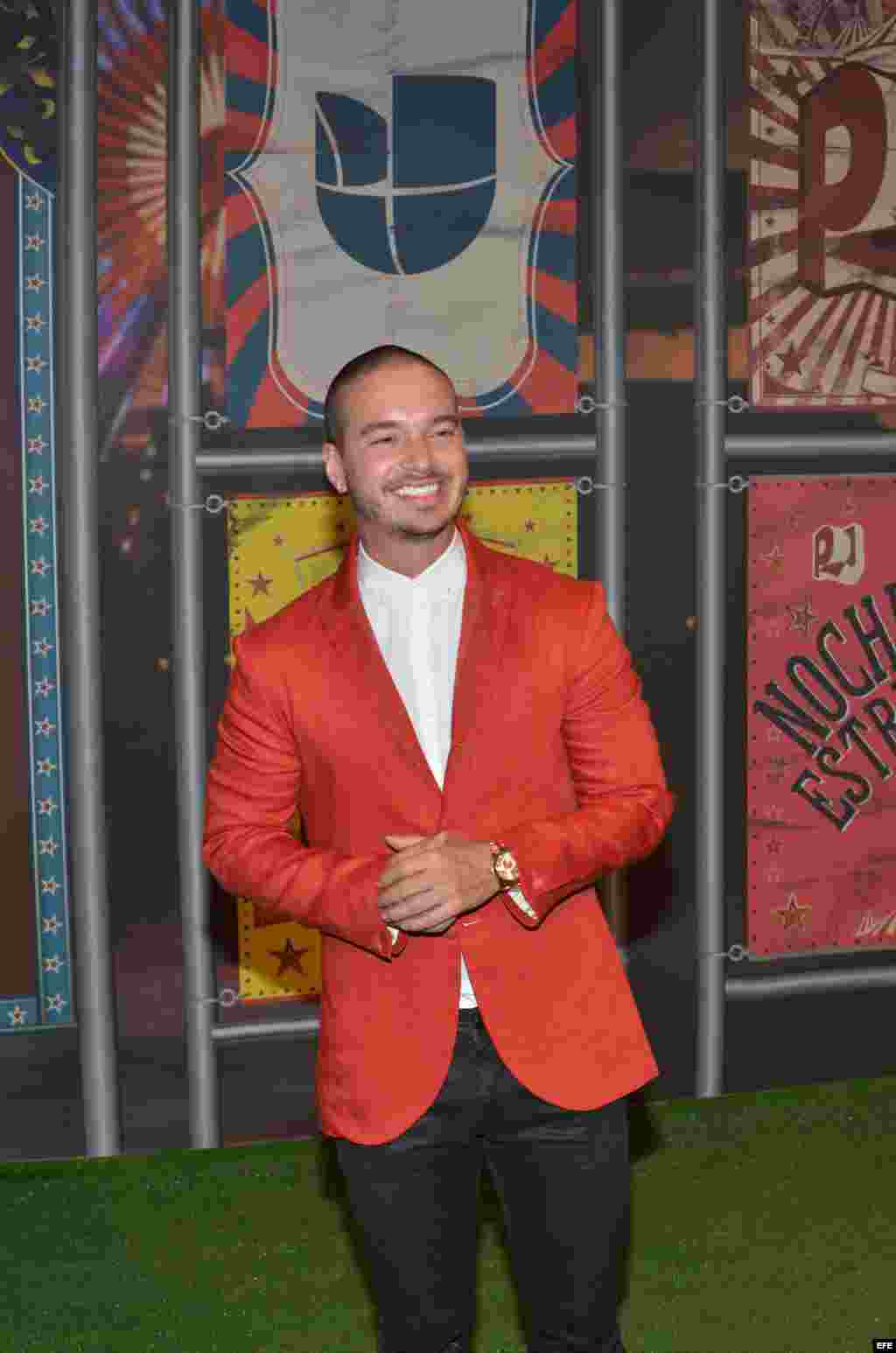 El cantante colombiano J Balvin posa a su llegada a la gala de entrega de los Premios Juventud 