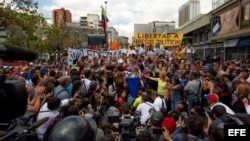  La esposa del alcalde mayor de Caracas, Antonio Ledezma, Mitzy Capriles (c), acompañada de la esposa del líder político venezolano encarcelado Leopoldo López, Lilian Tintori (c-i), y de la exdiputada de la Asamblea Nacional (AN) María Corina Machado (c-d