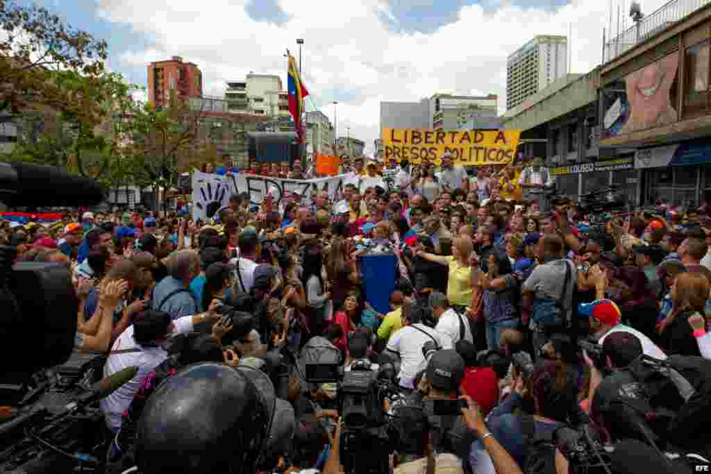 La esposa del alcalde mayor de Caracas, Antonio Ledezma, Mitzy Capriles (c), acompañada por la esposa del líder político venezolano encarcelado Leopoldo López, Lilian Tintori (c-i), y por la ex diputada de la Asamblea Nacional (AN) María Corina Machado (c-d).