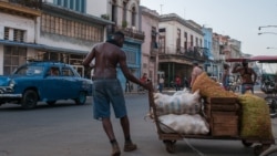 Guillermo Martínez aborda el estado de la economía cubana con el economista y profesor emérito de la Universidad de la Florida, Leonardo Rodríguez 