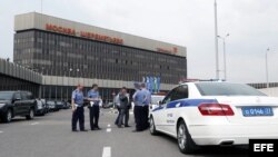 Varios policías vigilan en el aeropuerto Sheremetyevo de Moscú, Rusia.