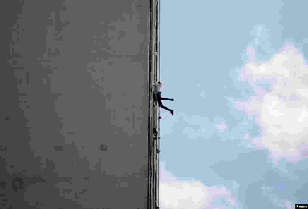 Antes de comenzar su haza&ntilde;a, Robert reconoci&oacute; en una entrevista con The Associated Press que se sent&iacute;a nervioso, no por la altura sino porque el edificio se encuentra en estado de deterioro, como muchos otros puntos de referencia de La Habana.