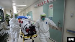 Personal médico de China realiza un simulacro de una emergencia por contagio de ébola. Archivo.