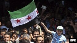 Un niño egipcio sostiene una bandera revolucionaria siria durante una manifestación en solidaridad con el pueblo sirio y contra el presidente de Siria, Bachar Al Asad, en la mezquita de Amro Bin Aas en El Cairo, Egipto.