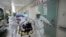 Personal médico de China realiza un simulacro de una emergencia por contagio de ébola. Archivo.
