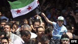 Un niño egipcio sostiene una bandera revolucionaria siria durante una manifestación en solidaridad con el pueblo sirio y contra el presidente de Siria, Bachar Al Asad, en la mezquita de Amro Bin Aas en El Cairo, Egipto.
