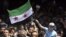Un niño egipcio sostiene una bandera revolucionaria siria durante una manifestación en solidaridad con el pueblo sirio y contra el presidente de Siria, Bachar Al Asad, en la mezquita de Amro Bin Aas en El Cairo, Egipto.