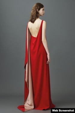 El color rojo destaca en la colección de Valentino.