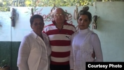 Saylí Navarro junto a sus padres Sonia Álvarez y Félix Navarro. (Foto: cortesía de la activista)