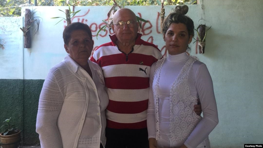 Saylí Navarro junto a sus padres Sonia y Félix /Foto cortesía de la activista