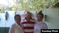 Saylí Navarro (derecha) junto a sus padres Sonia y Félix (Foto cortesía de la activista).