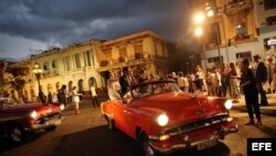  Invitados al primer desfile de la casa de moda Chanel en La Habana pasearon en "Almendrones" privados.