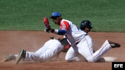 Foto de archivo. El cubano Erisbel Arruebarrena (d) intenta sacar out al estadounidense Jordan Cooper Danks (i) en los Juegos Panamericanos Guadalajara 2011.