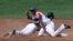 Foto de archivo. El cubano Erisbel Arruebarrena (d) intenta sacar out al estadounidense Jordan Cooper Danks (i) en los Juegos Panamericanos Guadalajara 2011.