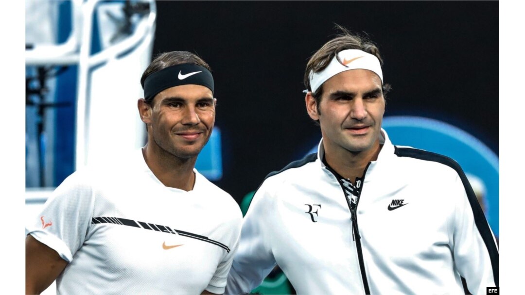 (i-e) Rafael Nadal y Roger Federer tras la victoria del suizo en el Grand Slam de Australia en 2017.
