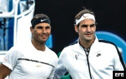 (i-e) Rafael Nadal y Roger Federer tras la victoria del suizo en el Grand Slam de Australia en 2017.