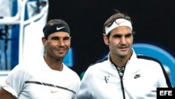 (i-e) Rafael Nadal y Roger Federer tras la victoria del suizo en el Grand Slam de Australia en 2017.