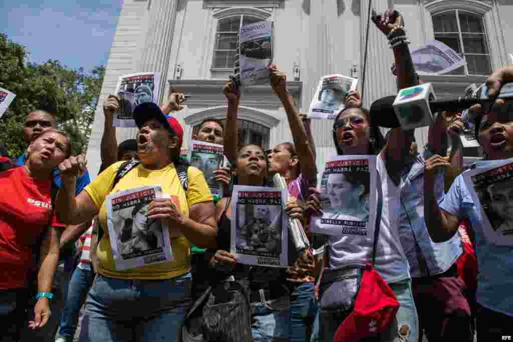 Seguidores del opositor venezolano Leopoldo López, gritan consignas y se manifiestan con pancartas.