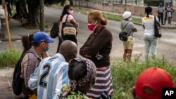 Familiares de los manifestantes del 11J enjuiciados en el Tribunal de 10 de Octubre, en La Habana. (AP/Ramón Espinosa/Archivo)