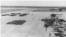 ARCHIVO: Varios soldados corren hacia un avión Mig de fabricación rusa en la Base Aérea de San Antonio de los Baños, al sur de La Habana.