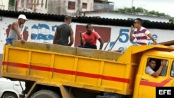 Varios obreros viajan en la parte trasera de un camión en La Habana (Cuba). 