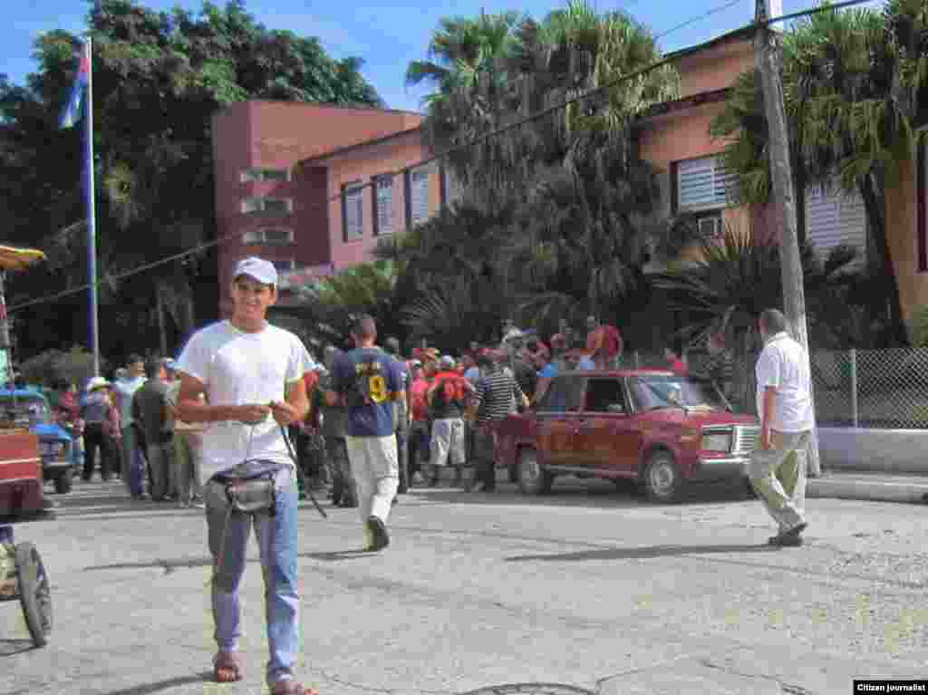 Reporte ciudadano desde Santa Clara muestra paro laboral de cocheros que expresaban su inconformidad ante el Poder Popular provincial.