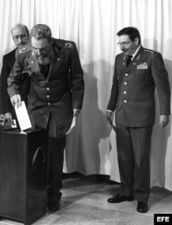 Fidel Castro deposita su voto en compañía de Raúl, durante el 3er Congreso del PCC, en 1986.