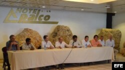 El jefe negociador del Gobierno colombiano, Humberto de la Calle (c) junto a los jefes negociadores de las FARC, durante una declaracion a la prensa hoy, viernes 7 de octubre de 2016, en La Habana (Cuba). Los equipos negociadores del acuerdo colombiano de
